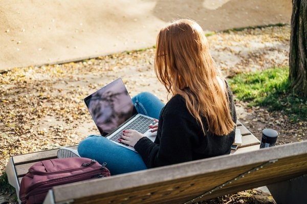 Quels sont les avantages de la création d'images par intelligence artificielle ?